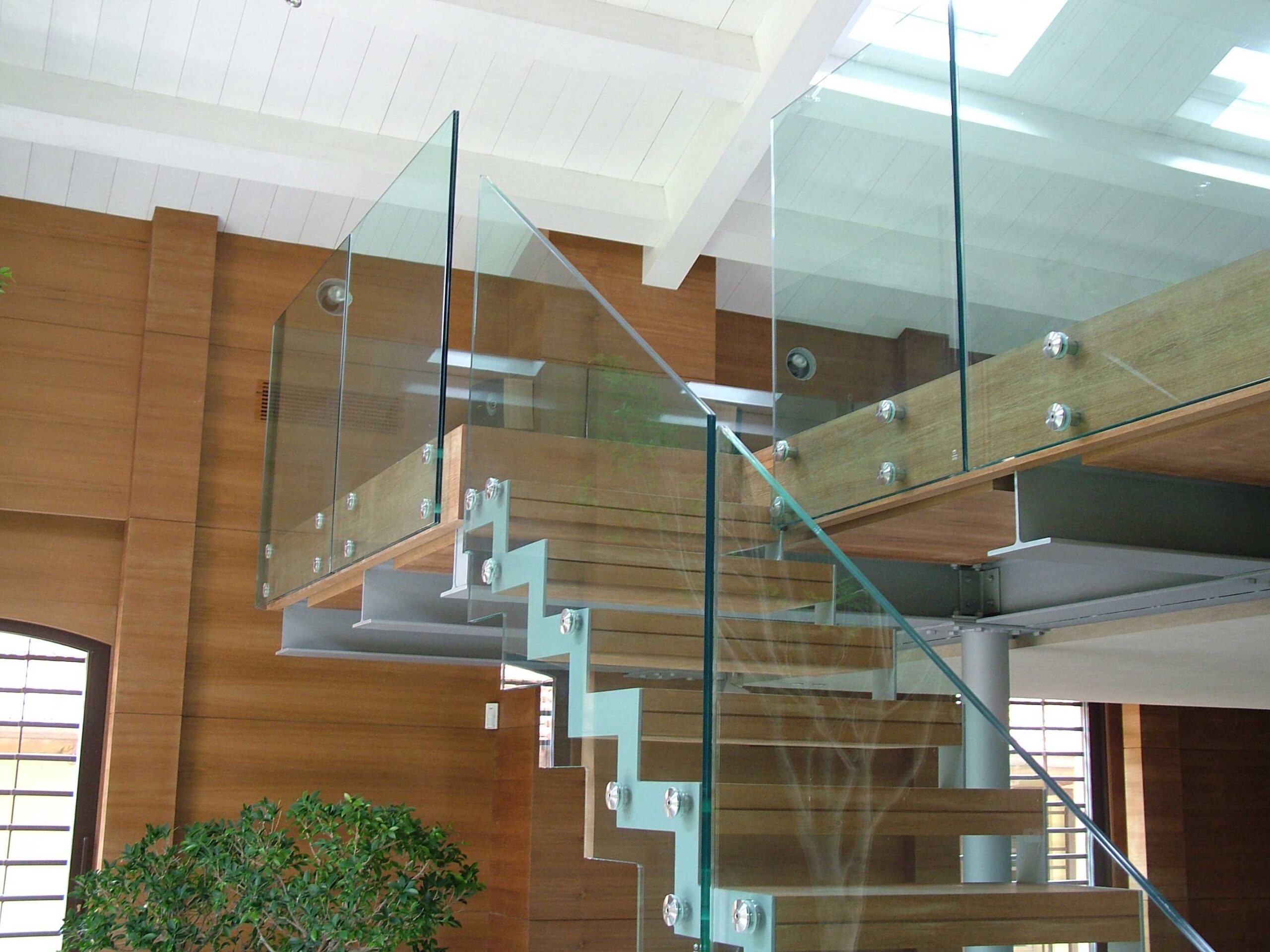 Ограждения из стекла и нержавеющей стали для лестницы